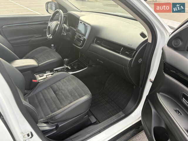 Білий Міцубісі Аутлендер, об'ємом двигуна 2.36 л та пробігом 168 тис. км за 19500 $, фото 14 на Automoto.ua