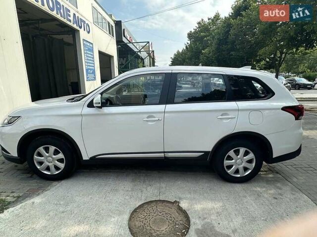Белый Мицубиси Аутлендер, объемом двигателя 2 л и пробегом 19 тыс. км за 18500 $, фото 1 на Automoto.ua