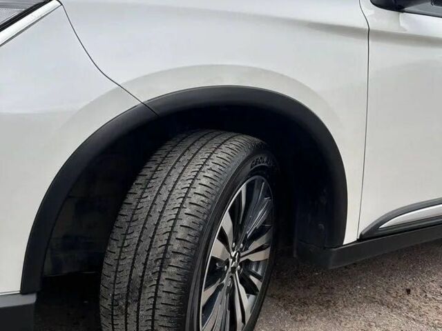 Белый Мицубиси Аутлендер, объемом двигателя 2.4 л и пробегом 96 тыс. км за 10800 $, фото 8 на Automoto.ua