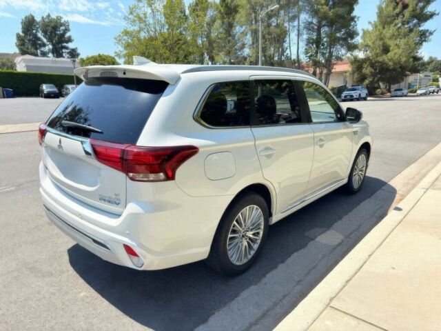 Белый Мицубиси Аутлендер, объемом двигателя 2.5 л и пробегом 49 тыс. км за 5000 $, фото 3 на Automoto.ua