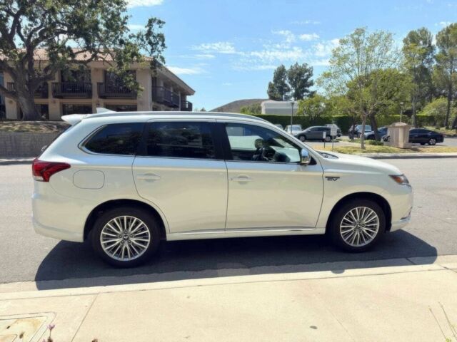 Белый Мицубиси Аутлендер, объемом двигателя 2 л и пробегом 34 тыс. км за 9100 $, фото 2 на Automoto.ua