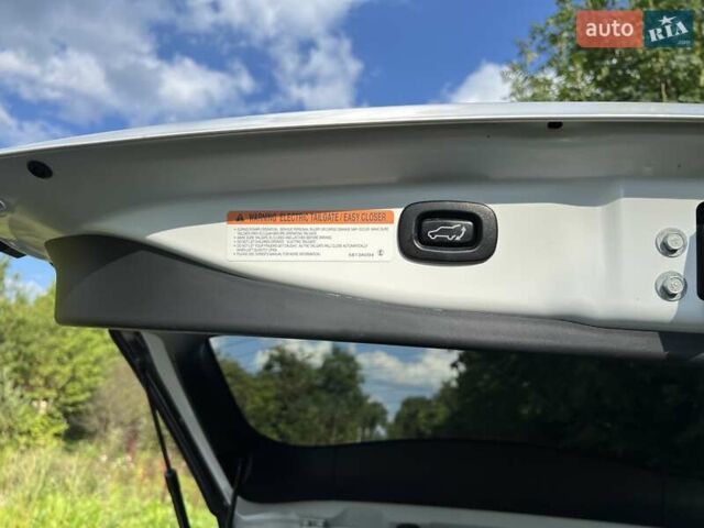 Белый Мицубиси Аутлендер, объемом двигателя 2.36 л и пробегом 160 тыс. км за 17400 $, фото 8 на Automoto.ua