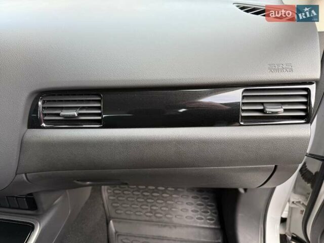 Білий Міцубісі Аутлендер, об'ємом двигуна 2 л та пробігом 19 тис. км за 17700 $, фото 26 на Automoto.ua