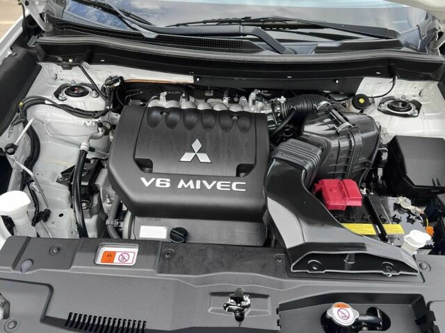 Белый Мицубиси Аутлендер, объемом двигателя 3 л и пробегом 46 тыс. км за 10900 $, фото 15 на Automoto.ua