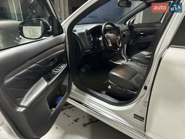 Белый Мицубиси Аутлендер, объемом двигателя 2 л и пробегом 70 тыс. км за 24300 $, фото 46 на Automoto.ua