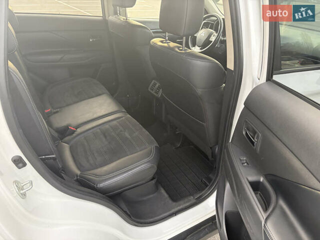 Білий Міцубісі Аутлендер, об'ємом двигуна 2.36 л та пробігом 168 тис. км за 19500 $, фото 16 на Automoto.ua