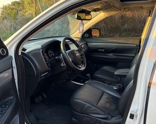 Белый Мицубиси Аутлендер, объемом двигателя 3 л и пробегом 177 тыс. км за 19200 $, фото 9 на Automoto.ua