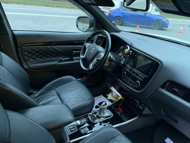 Белый Мицубиси Аутлендер, объемом двигателя 2.4 л и пробегом 53 тыс. км за 32900 $, фото 10 на Automoto.ua