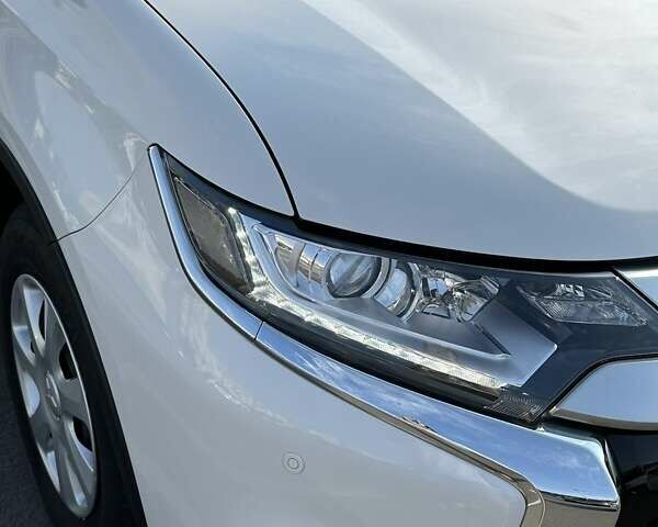 Белый Мицубиси Аутлендер, объемом двигателя 2 л и пробегом 19 тыс. км за 18500 $, фото 21 на Automoto.ua