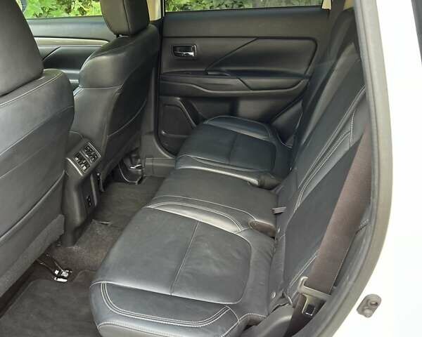 Белый Мицубиси Аутлендер, объемом двигателя 2.36 л и пробегом 160 тыс. км за 17400 $, фото 14 на Automoto.ua