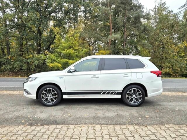 Белый Мицубиси Аутлендер, объемом двигателя 2.4 л и пробегом 42 тыс. км за 6000 $, фото 3 на Automoto.ua