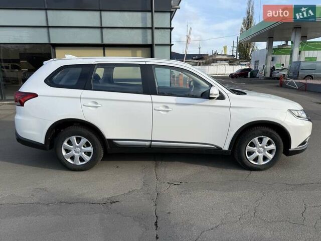 Білий Міцубісі Аутлендер, об'ємом двигуна 2 л та пробігом 19 тис. км за 17700 $, фото 3 на Automoto.ua