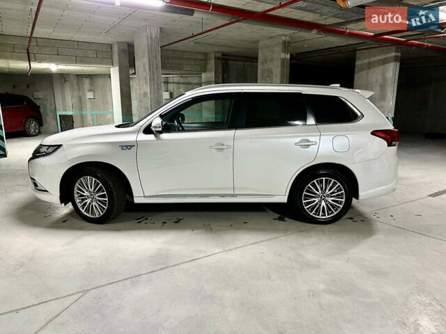 Белый Мицубиси Аутлендер, объемом двигателя 2 л и пробегом 70 тыс. км за 24300 $, фото 36 на Automoto.ua