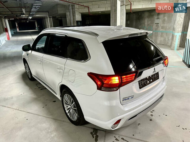 Белый Мицубиси Аутлендер, объемом двигателя 2 л и пробегом 70 тыс. км за 24300 $, фото 18 на Automoto.ua