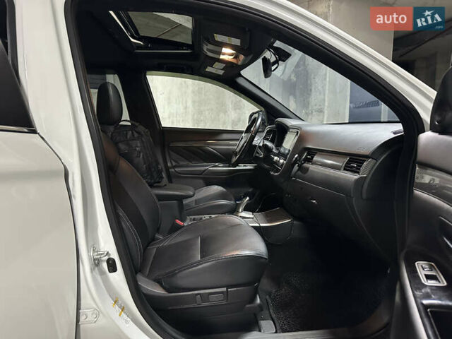 Белый Мицубиси Аутлендер, объемом двигателя 2 л и пробегом 70 тыс. км за 24300 $, фото 37 на Automoto.ua