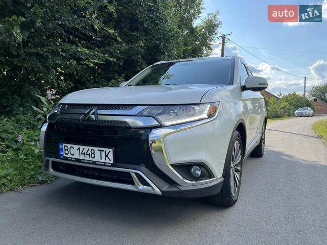 Белый Мицубиси Аутлендер, объемом двигателя 2.36 л и пробегом 160 тыс. км за 17400 $, фото 5 на Automoto.ua