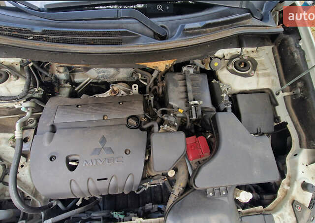 Белый Мицубиси Аутлендер, объемом двигателя 2 л и пробегом 19 тыс. км за 18500 $, фото 11 на Automoto.ua