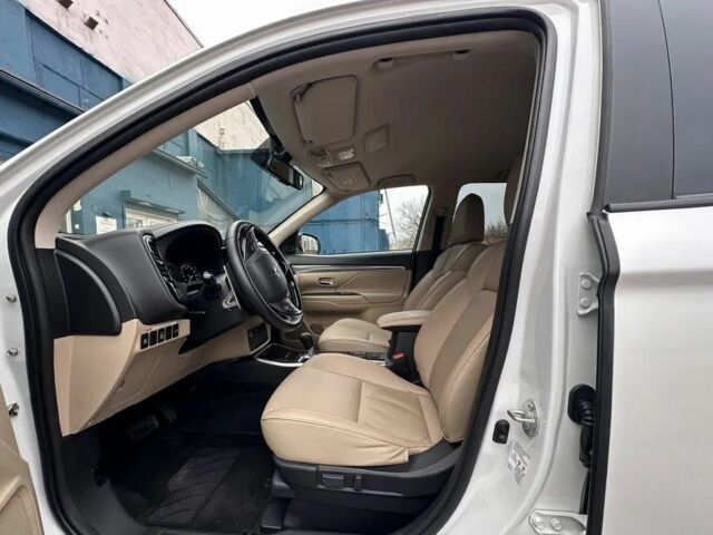 Белый Мицубиси Аутлендер, объемом двигателя 2.4 л и пробегом 96 тыс. км за 10800 $, фото 9 на Automoto.ua