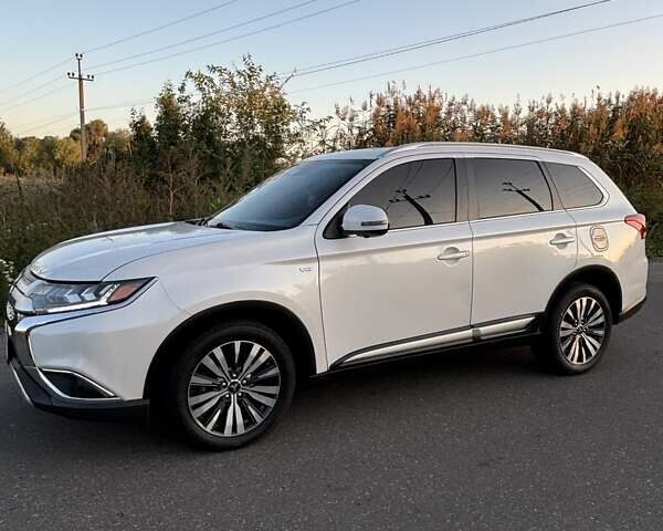 Белый Мицубиси Аутлендер, объемом двигателя 3 л и пробегом 177 тыс. км за 19200 $, фото 5 на Automoto.ua