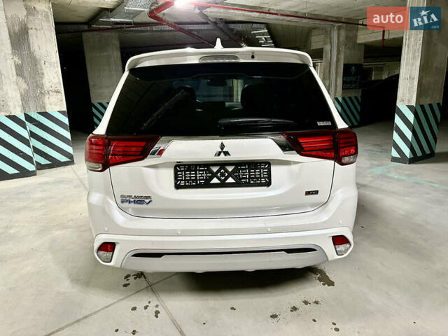 Белый Мицубиси Аутлендер, объемом двигателя 2 л и пробегом 70 тыс. км за 24300 $, фото 31 на Automoto.ua