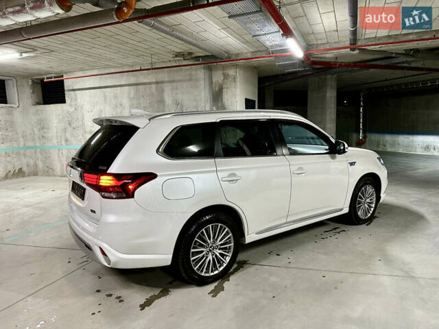 Белый Мицубиси Аутлендер, объемом двигателя 2 л и пробегом 70 тыс. км за 24300 $, фото 23 на Automoto.ua