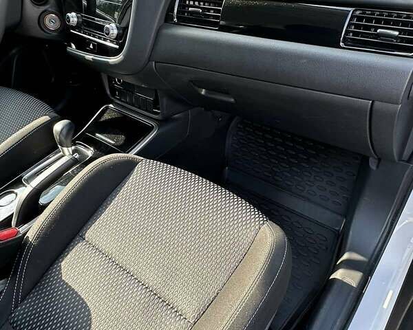 Белый Мицубиси Аутлендер, объемом двигателя 2 л и пробегом 19 тыс. км за 18500 $, фото 48 на Automoto.ua