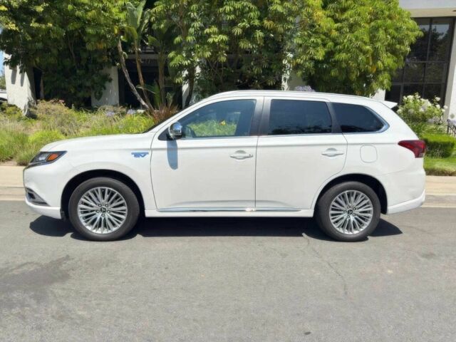 Белый Мицубиси Аутлендер, объемом двигателя 2.5 л и пробегом 49 тыс. км за 5000 $, фото 1 на Automoto.ua