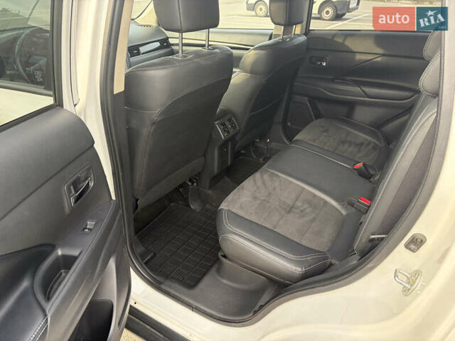 Білий Міцубісі Аутлендер, об'ємом двигуна 2.36 л та пробігом 168 тис. км за 19500 $, фото 12 на Automoto.ua