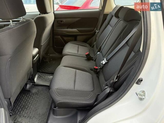 Білий Міцубісі Аутлендер, об'ємом двигуна 2 л та пробігом 19 тис. км за 17700 $, фото 13 на Automoto.ua