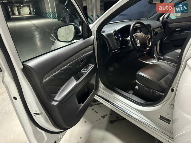 Белый Мицубиси Аутлендер, объемом двигателя 2 л и пробегом 70 тыс. км за 24300 $, фото 56 на Automoto.ua