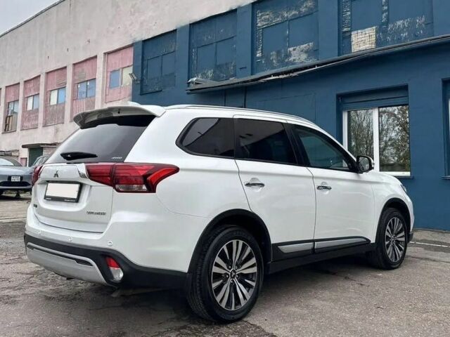 Белый Мицубиси Аутлендер, объемом двигателя 2.4 л и пробегом 96 тыс. км за 10800 $, фото 3 на Automoto.ua