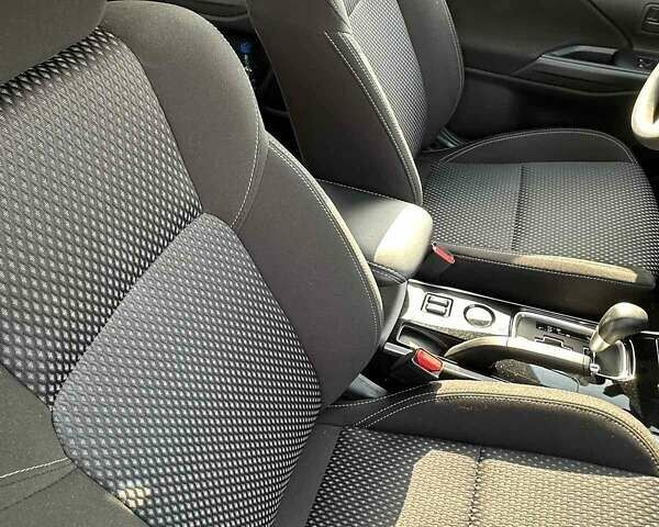 Белый Мицубиси Аутлендер, объемом двигателя 2 л и пробегом 19 тыс. км за 18500 $, фото 4 на Automoto.ua