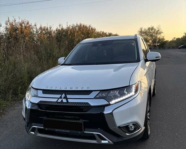 Белый Мицубиси Аутлендер, объемом двигателя 3 л и пробегом 177 тыс. км за 19200 $, фото 1 на Automoto.ua