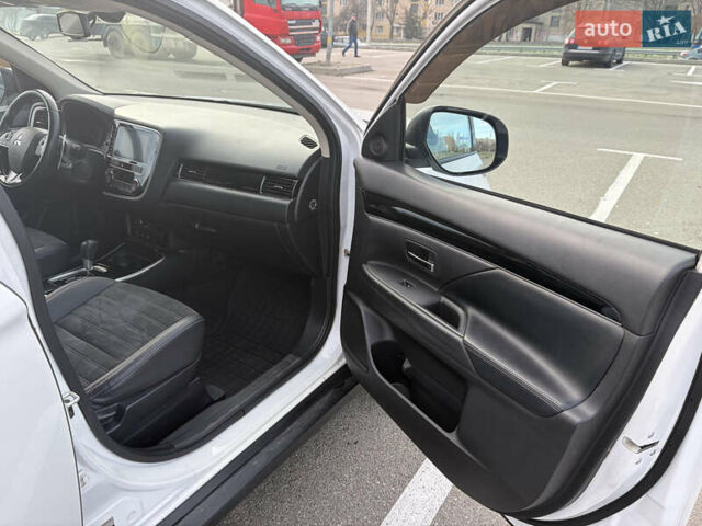 Білий Міцубісі Аутлендер, об'ємом двигуна 2.36 л та пробігом 168 тис. км за 19500 $, фото 15 на Automoto.ua