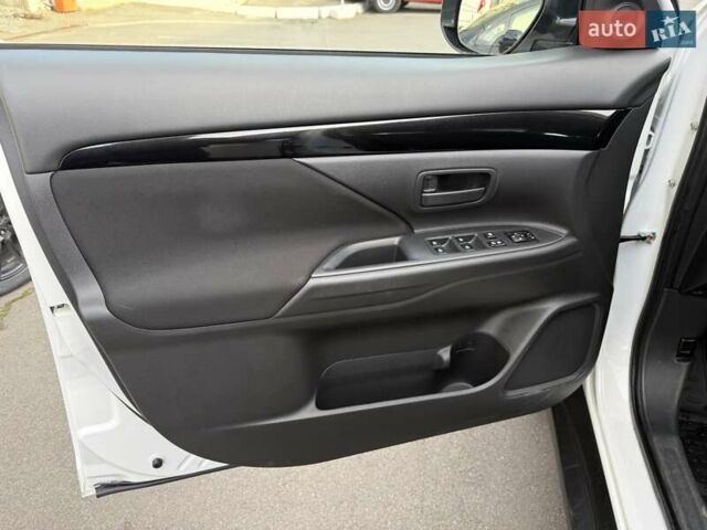 Білий Міцубісі Аутлендер, об'ємом двигуна 2 л та пробігом 19 тис. км за 17700 $, фото 7 на Automoto.ua