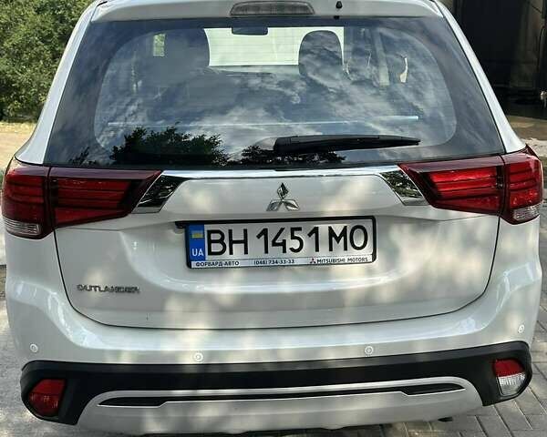 Белый Мицубиси Аутлендер, объемом двигателя 2 л и пробегом 19 тыс. км за 18500 $, фото 7 на Automoto.ua