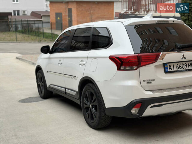Белый Мицубиси Аутлендер, объемом двигателя 2.36 л и пробегом 47 тыс. км за 18800 $, фото 6 на Automoto.ua