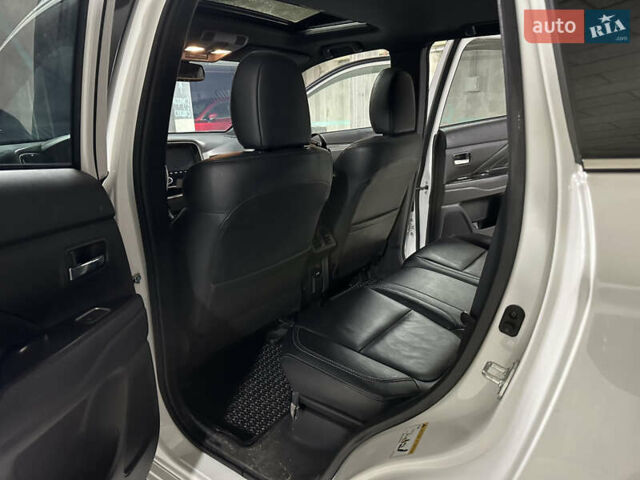 Белый Мицубиси Аутлендер, объемом двигателя 2 л и пробегом 70 тыс. км за 24300 $, фото 44 на Automoto.ua