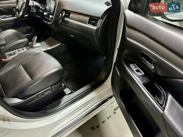 Белый Мицубиси Аутлендер, объемом двигателя 2 л и пробегом 70 тыс. км за 24300 $, фото 39 на Automoto.ua