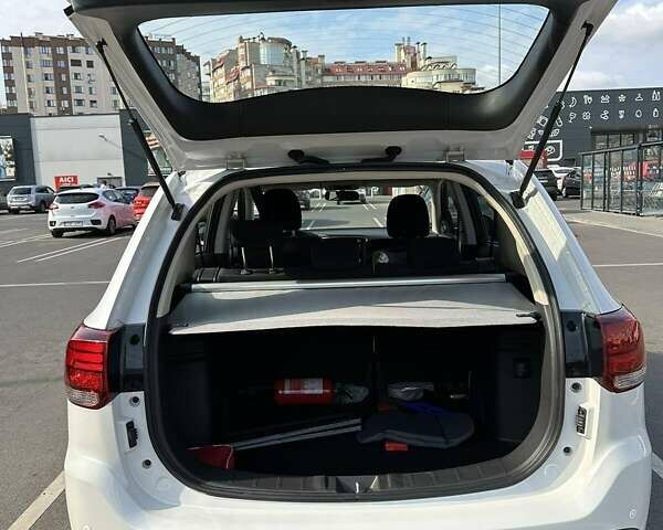 Белый Мицубиси Аутлендер, объемом двигателя 2 л и пробегом 19 тыс. км за 18500 $, фото 5 на Automoto.ua