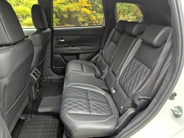 Белый Мицубиси Аутлендер, объемом двигателя 2.4 л и пробегом 42 тыс. км за 6000 $, фото 10 на Automoto.ua