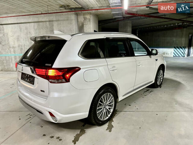 Белый Мицубиси Аутлендер, объемом двигателя 2 л и пробегом 70 тыс. км за 24300 $, фото 21 на Automoto.ua