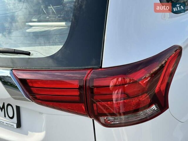 Белый Мицубиси Аутлендер, объемом двигателя 2 л и пробегом 19 тыс. км за 18500 $, фото 20 на Automoto.ua