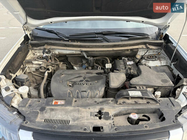 Білий Міцубісі Аутлендер, об'ємом двигуна 2.36 л та пробігом 168 тис. км за 19500 $, фото 17 на Automoto.ua