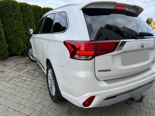 Білий Міцубісі Аутлендер, об'ємом двигуна 2 л та пробігом 31 тис. км за 13000 $, фото 4 на Automoto.ua