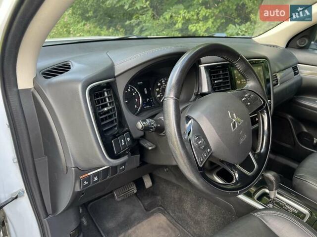 Белый Мицубиси Аутлендер, объемом двигателя 2.36 л и пробегом 160 тыс. км за 17400 $, фото 13 на Automoto.ua