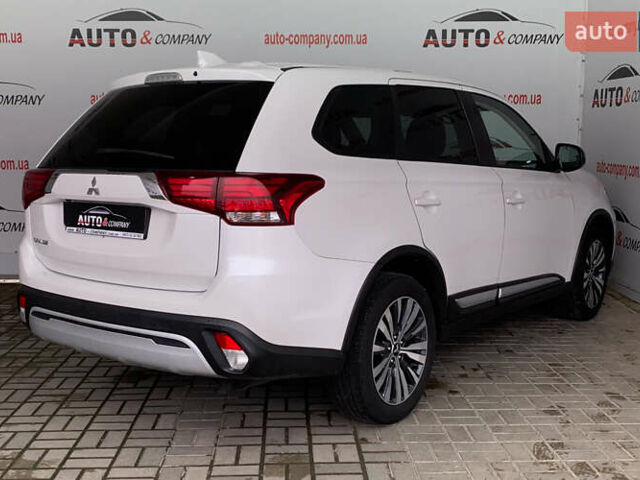 Белый Мицубиси Аутлендер, объемом двигателя 2.36 л и пробегом 39 тыс. км за 18350 $, фото 2 на Automoto.ua