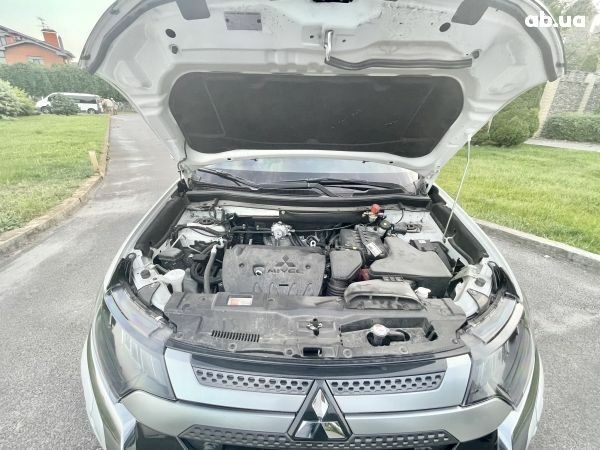 Білий Міцубісі Аутлендер, об'ємом двигуна 2.4 л та пробігом 14 тис. км за 31950 $, фото 15 на Automoto.ua