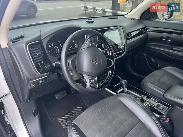 Белый Мицубиси Аутлендер, объемом двигателя 2.36 л и пробегом 59 тыс. км за 25000 $, фото 21 на Automoto.ua