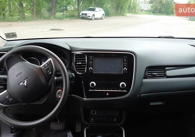 Белый Мицубиси Аутлендер, объемом двигателя 2.36 л и пробегом 40 тыс. км за 18900 $, фото 12 на Automoto.ua